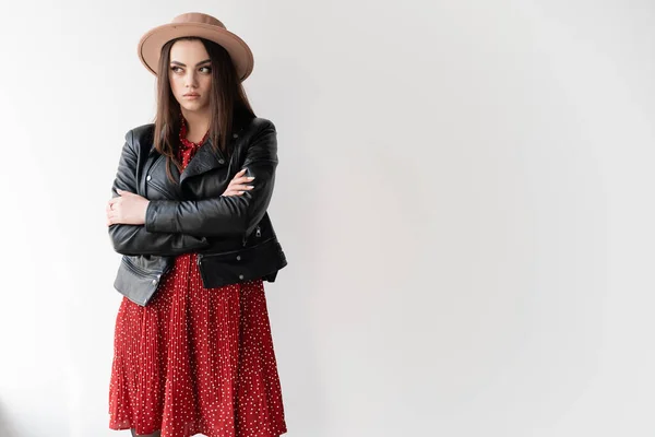 Jeune Femme Élégante Portant Une Robe Rouge Chapeau Sur Tête — Photo