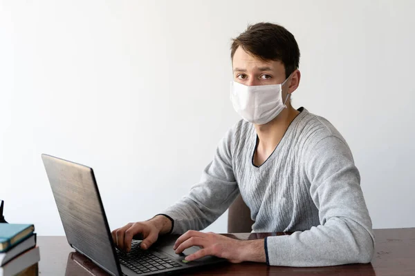 Ung Man Med Medicinsk Ansiktssköld Arbetar Sin Laptop Hemma Att — Stockfoto