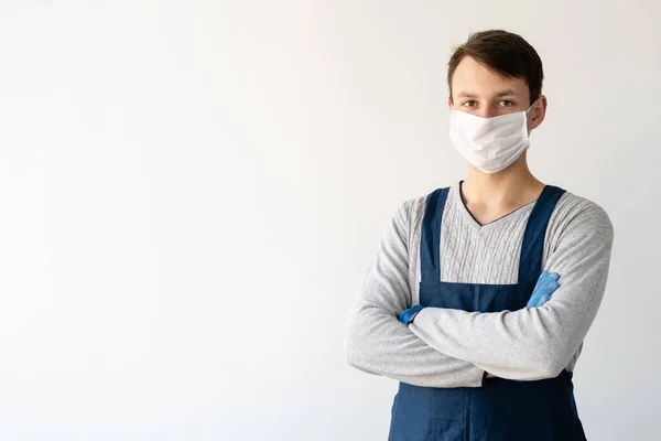 Den Unge Mannen Bär Medicinsk Ansiktssköld Och Uniform Arbeta Pandemi — Stockfoto