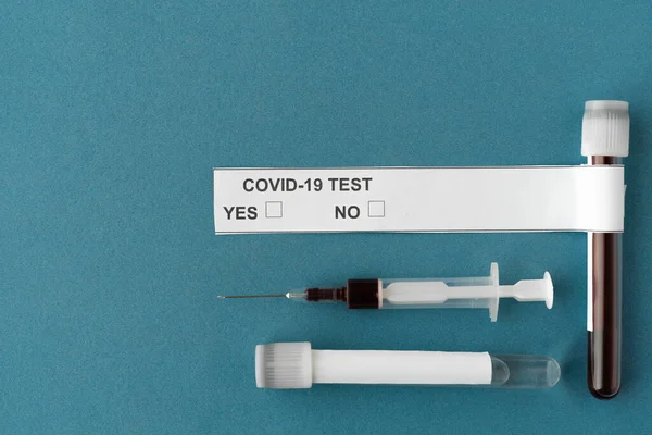 Analyse du coronavirus, de l'éprouvette et de la seringue avec du sang et du virus covid-19 — Photo