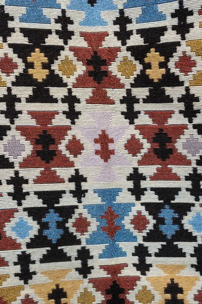 Dywany o typowych geometrycznych wzorach są jednym z najbardziej znanych produktów Gruzji. — Zdjęcie stockowe