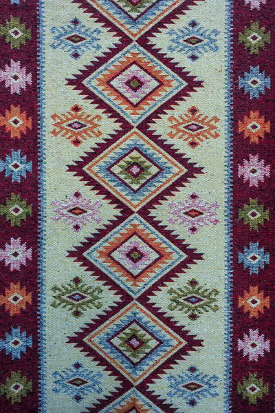 Traditioneller georgischer Teppich, das Ornament des alten Produkts besteht aus geometrischen Formen. — Stockfoto