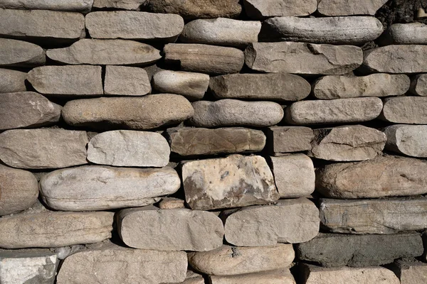 A wall of stone, many stones lie on top of each other. — Stock Photo, Image