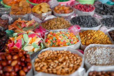 La Boqueria Market 'te renkli meyvelerle dolu büyük bir tezgah. Barselona, İspanya.