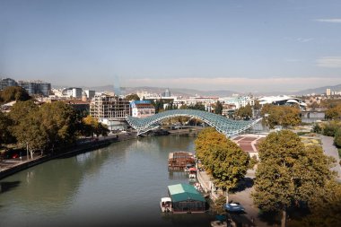 Georgia, Tiflis 'teki Barış Köprüsü. Şehrin ana sembollerinden biri de bu. Yukarıdan bak. Turistler için favori yer