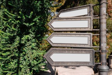 Caddedeki trafik işaretleri. Sivri uçlu siyah metal oklar. Arkaplan, kopyalama alanı, metin için yer.