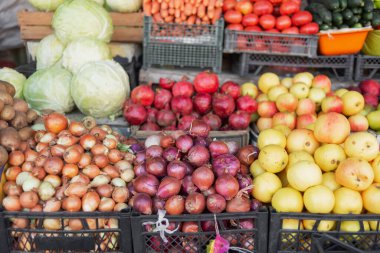 Markette bir sürü farklı soğan, kendiliğinden açılan bir açık hava pazarı. Vejetaryenler için doğal sebzeler
