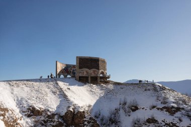 Georgia, Cross Geçidi. Halkın Dostluğu Anıtı ve Gürcistan askeri yolu. Kış, kar, dağlar, soğuk, turistler. Büyük Kafkas Dağları 'nın zirveleri ve geçitleri