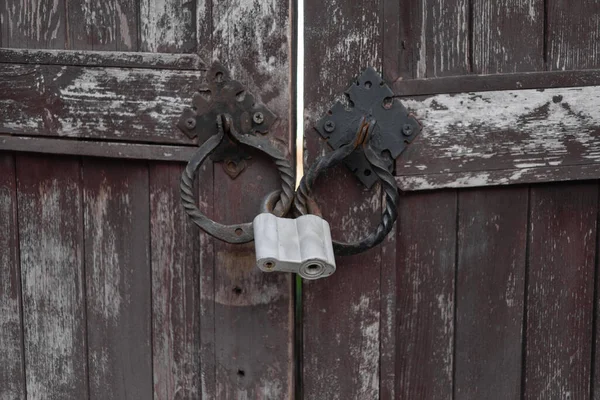 Fechado Fechadura Metal Porta Proteção Segurança Cadeado Velha Porta Madeira — Fotografia de Stock