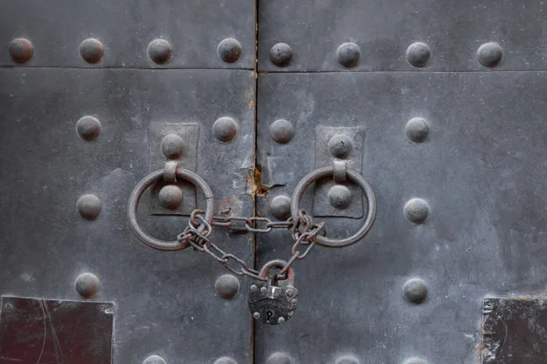 Eski Büyük Metal Bir Kapı Büyük Bir Kilit Zincire Asılır — Stok fotoğraf
