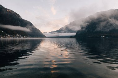 Avusturya Hallstatü. Sabahın erken saatlerinde güneş doğar, gölün üzerinde sis olur. Huzur ve sessizlik.