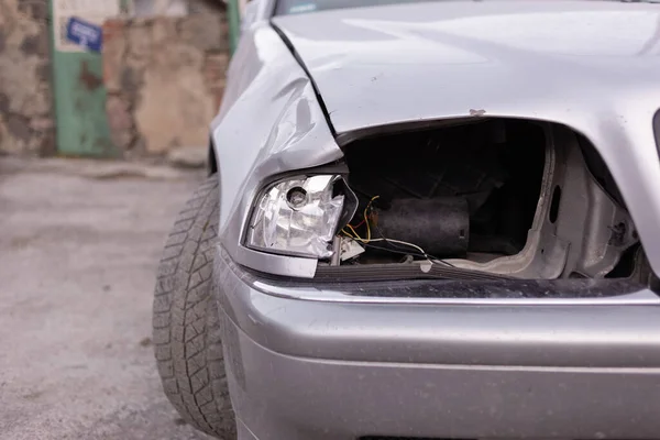 車の事故の詳細は 壊れた車のヘッドライトのクローズアップ 衝突結果 — ストック写真