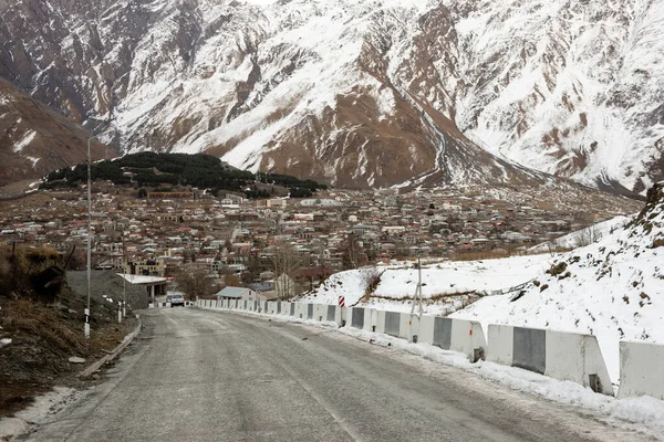 Villa Stepantsminda Distrito Kazbegi Mtskheta Mtianeti Georgia Día Soleado Primavera — Foto de Stock