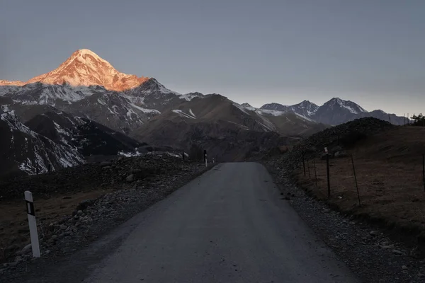 Monte Kazbek Ciudad Stepantsminda Georgia Reunión Amanecer Camino Montaña Día — Foto de Stock