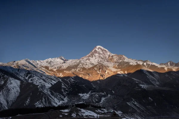 Monte Kazbek Aldea Stepantsminda Georgia Amanecer Las Montañas Pico Kazbek — Foto de Stock