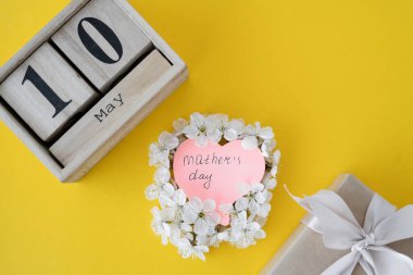Anneler Günün kutlu olsun. Çiçekler ve 10 Mayıs tarihli ahşap takvim. Anneler Günü Konsepti
