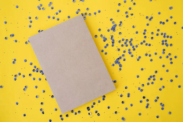 Sobre Fondo Amarillo Con Confeti Encuentra Cuaderno Blanco Confetti Está — Foto de Stock