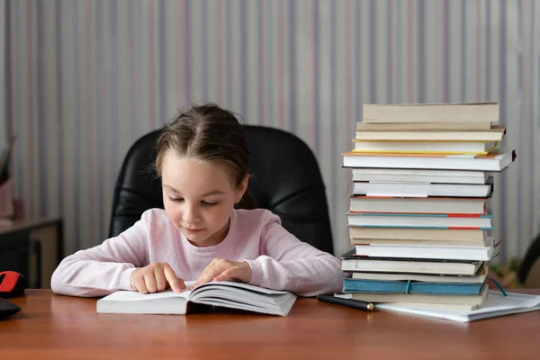 Une Curieuse Petite Fille Enfant Avec Plaisir Lit Livre Prend — Photo