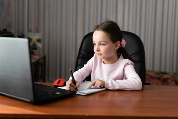 Niña Sentada Casa Sosteniendo Bolígrafo Sus Manos Educación Línea Durante — Foto de Stock