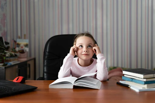 Petite Fille Est Assise Maison Bureau Rêve Levez Les Yeux — Photo