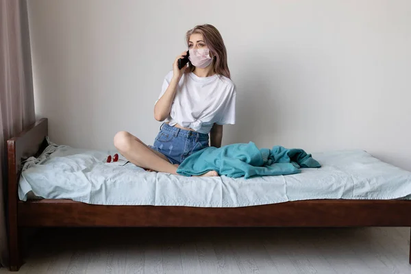 Молодая Женщина Защитной Медицинской Маске Онлайн Общается Телефону Оставайтесь Дома — стоковое фото