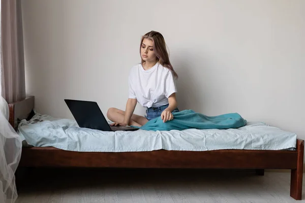 Temprano Mañana Una Joven Hermosa Mujer Está Sentada Cama Ropa — Foto de Stock