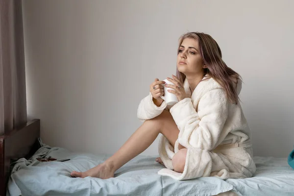 Mooie Vrouw Een Witte Jas Met Een Koffiemok Haar Handen — Stockfoto
