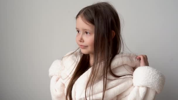 Jähriges Mädchen Weißen Bademantel Wirft Ihm Eine Kapuze Über Den — Stockvideo