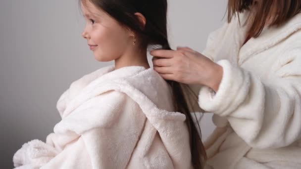 Feliz Familia Mamá Hija Vestidas Con Batas Blancas Están Sentadas — Vídeos de Stock