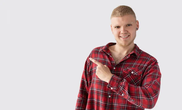 Guapo sano joven asiático hombre sonriendo con su dedo apuntando aislado en un fondo claro . — Foto de Stock