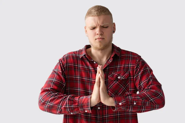 Jonge Blonde Man Gekleed Een Rood Shirt Met Een Kooi — Stockfoto