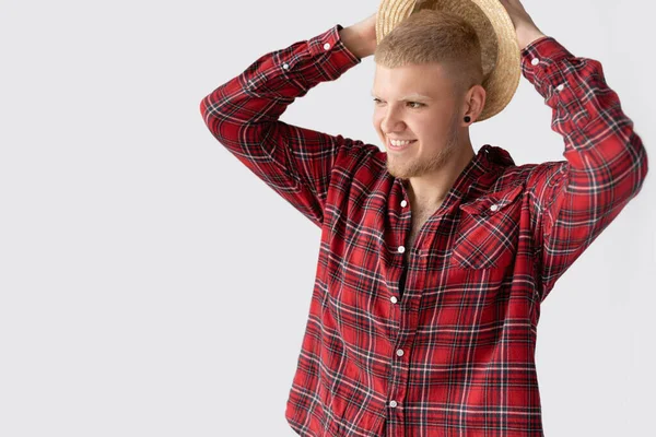 Fröhlicher Mann Roten Käfighemd Blonder Typ Mit Strohhut Platz Für — Stockfoto