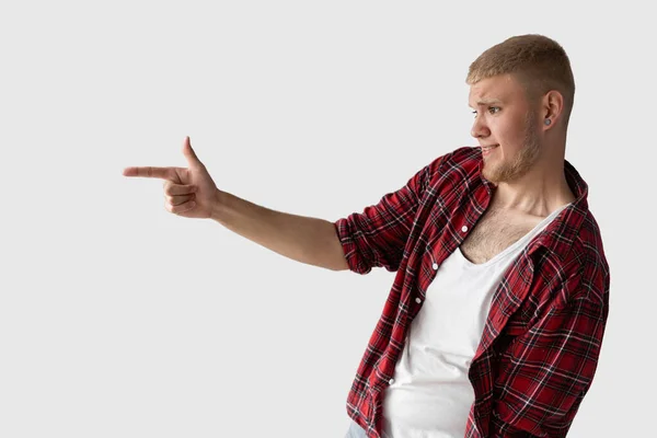 Chico Joven Vestido Con Una Camisa Jaula Roja Sobre Fondo — Foto de Stock