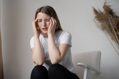 Genç ve güzel bir kadın baş ağrısı çekiyor. Aşırı çalışma ve stres. Genç yaşta depresyon. Özel hayatında sorun var..