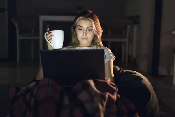 Молода Жінка Працює Онлайн Вночі Сидить Підлозі Ноутбуком Віддалено Виконує — стокове фото