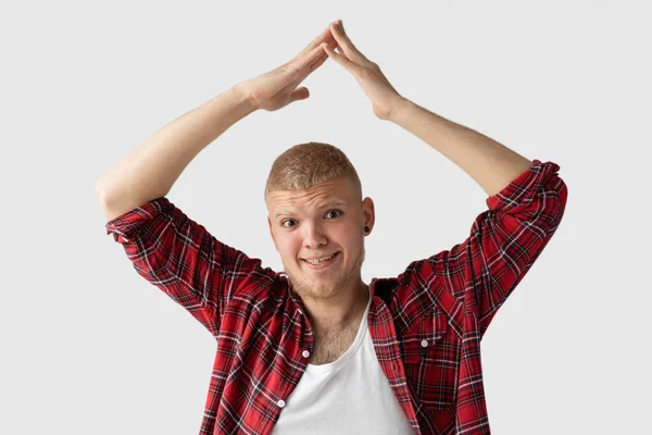 Jovencito Rubio Vestido Con Una Camisa Jaula Roja Feliz Feliz — Foto de Stock