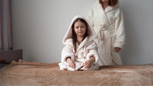 Mãe Filha Juntos Casa Cama Abraços Suaves Risos Engraçados Uma — Vídeo de Stock