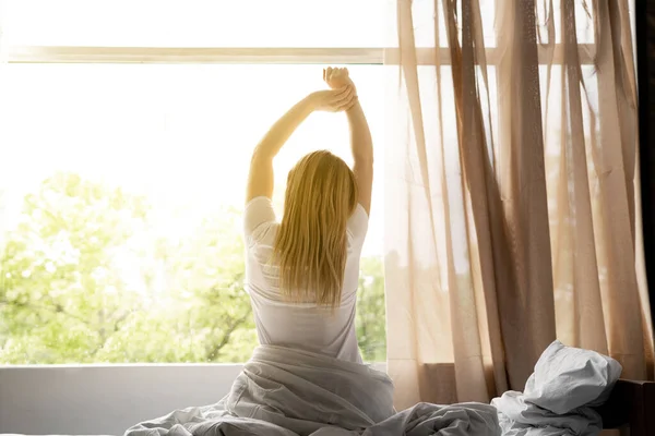 Donna Allunga Letto Dopo Risveglio Vista Posteriore Raggio Luce Colpisce — Foto Stock