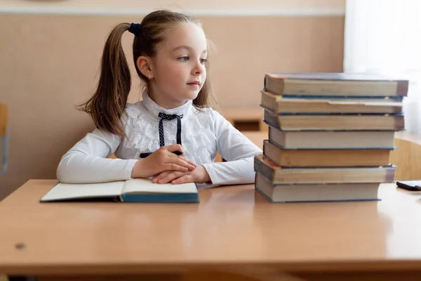 Retourne École Une Fille Assoit Regarde Une Pile Livres Étudiant — Photo