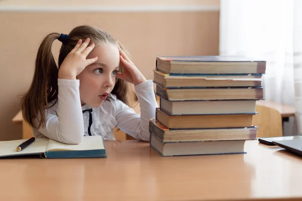 Une Fille Assise Bureau Élève Regarde Une Pile Livres Fatigué — Photo