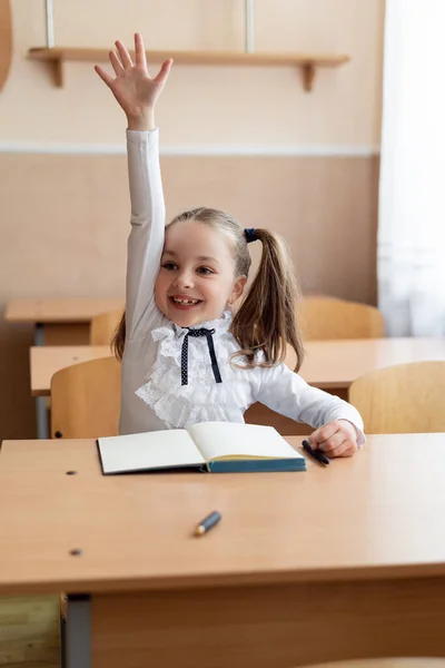 Fille Écolière Assied Une Leçon Son Bureau Lève Très Fortement — Photo