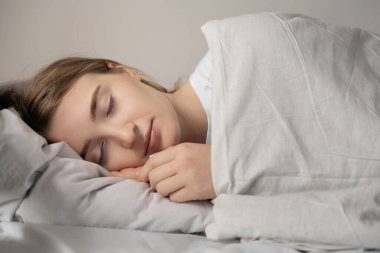 Güzel kız yatak odasında uyur, iyi uykular mükemmel sağlık. Kapalı gözler