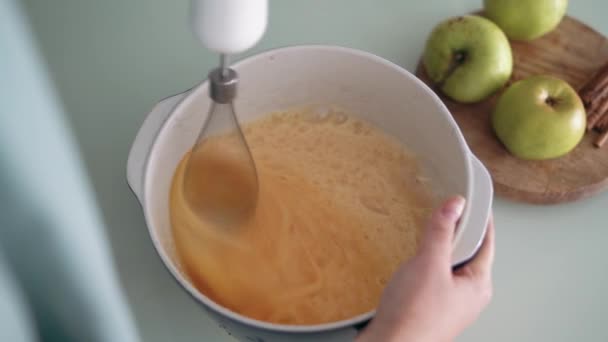 Mezclar Mantequilla Azúcar Los Huevos Bol Golpeando Una Masa Galletas — Vídeos de Stock