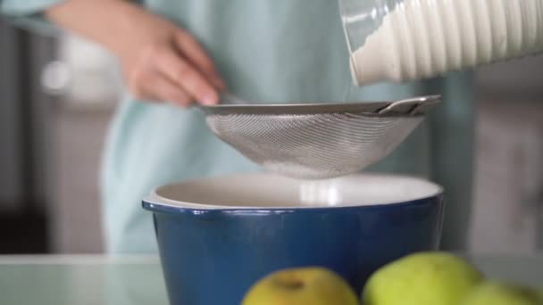 Peneira Close Através Qual Farinha Peneirada Mulher Prepara Torta Maçã — Vídeo de Stock