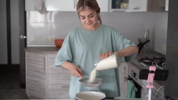 Mujer Cocina Preparando Delicioso Pastel Tamizar Harina Través Tamiz Proceso — Vídeos de Stock