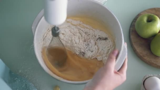 Yanında Çırpılmış Yumurta Ile Elmalı Turta Için Hamur Yapma Süreci — Stok video