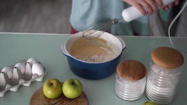 Nahaufnahme Eines Schneebesens Der Eier Und Mehl Vermischt Der Prozess — Stockvideo