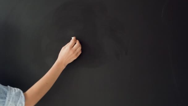 Mano Femminile Con Gesso Bianco Scrive Parola Scuola Una Lavagna — Video Stock