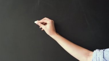 Güzel kadın eli tebeşir tahtasına beyazla 