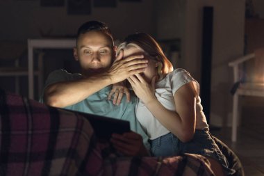 Erkek ve kadın akşamları evde otururlar. İnternetteki bir sinemada dizüstü bilgisayarla film izleriz. Kız adamın gözlerini kapar. İlginç bir sahne.